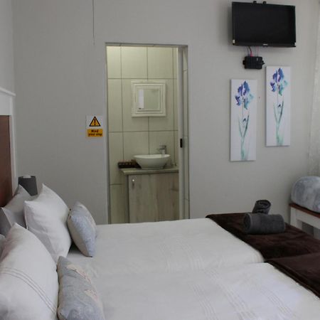 Tranquility Self Catering Hotel Lüderitz Buitenkant foto