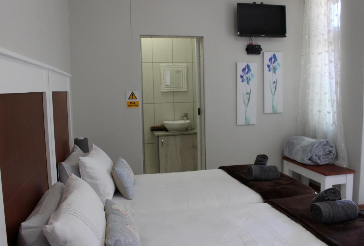 Tranquility Self Catering Hotel Lüderitz Buitenkant foto